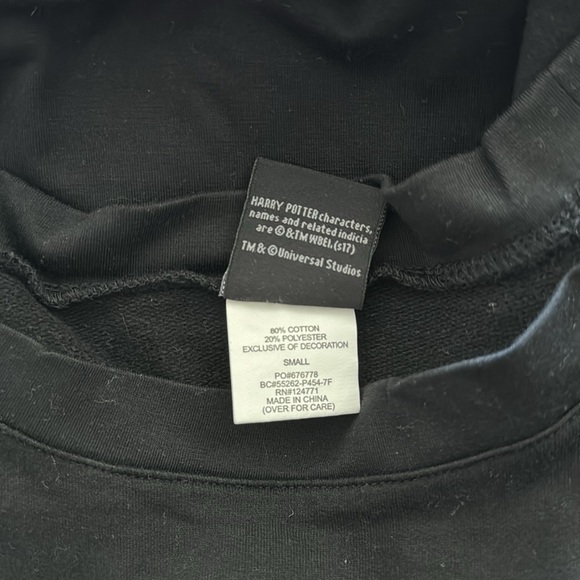 Hogwarts Sweater - Picture 4 of 6